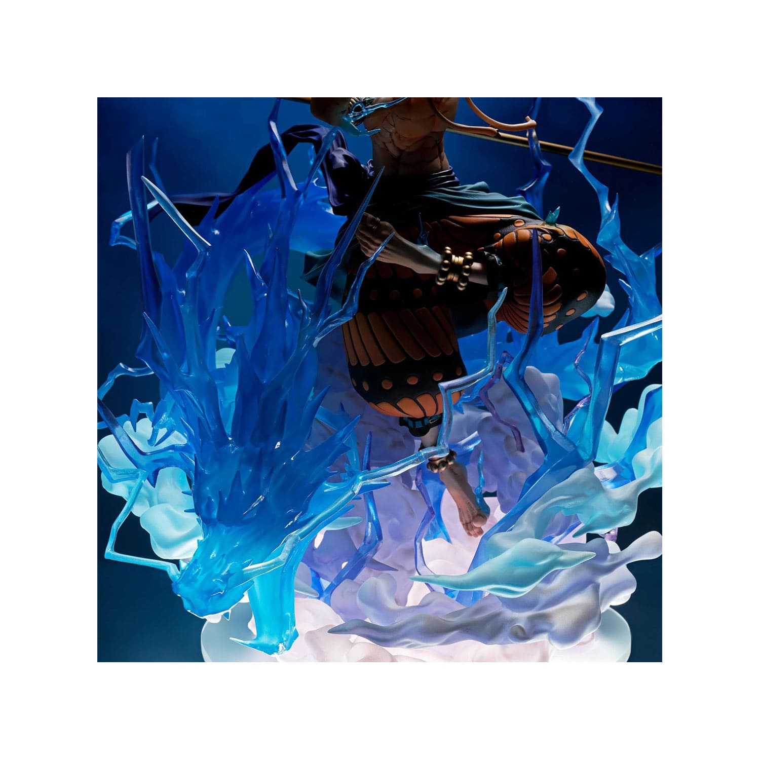 Die Statue von Enel aus One Piece und seinem Donnerdrachen von Bandai Spirits.