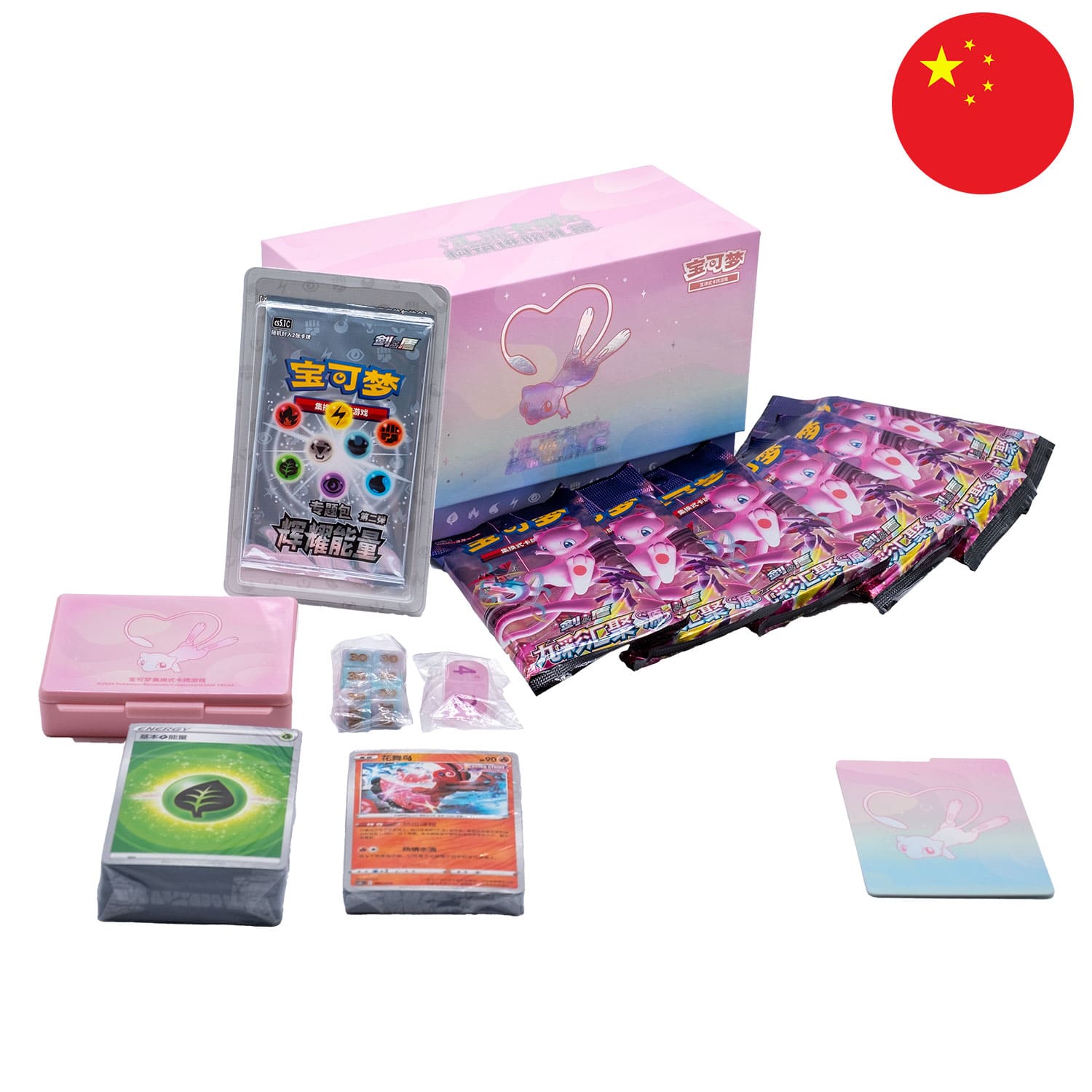 Der Inhalt der Pokemon Box Fusion Strike (CS0) mit Mew auf dem Cover, ausgebreitet, mit der Flagge Chinas in der Ecke.