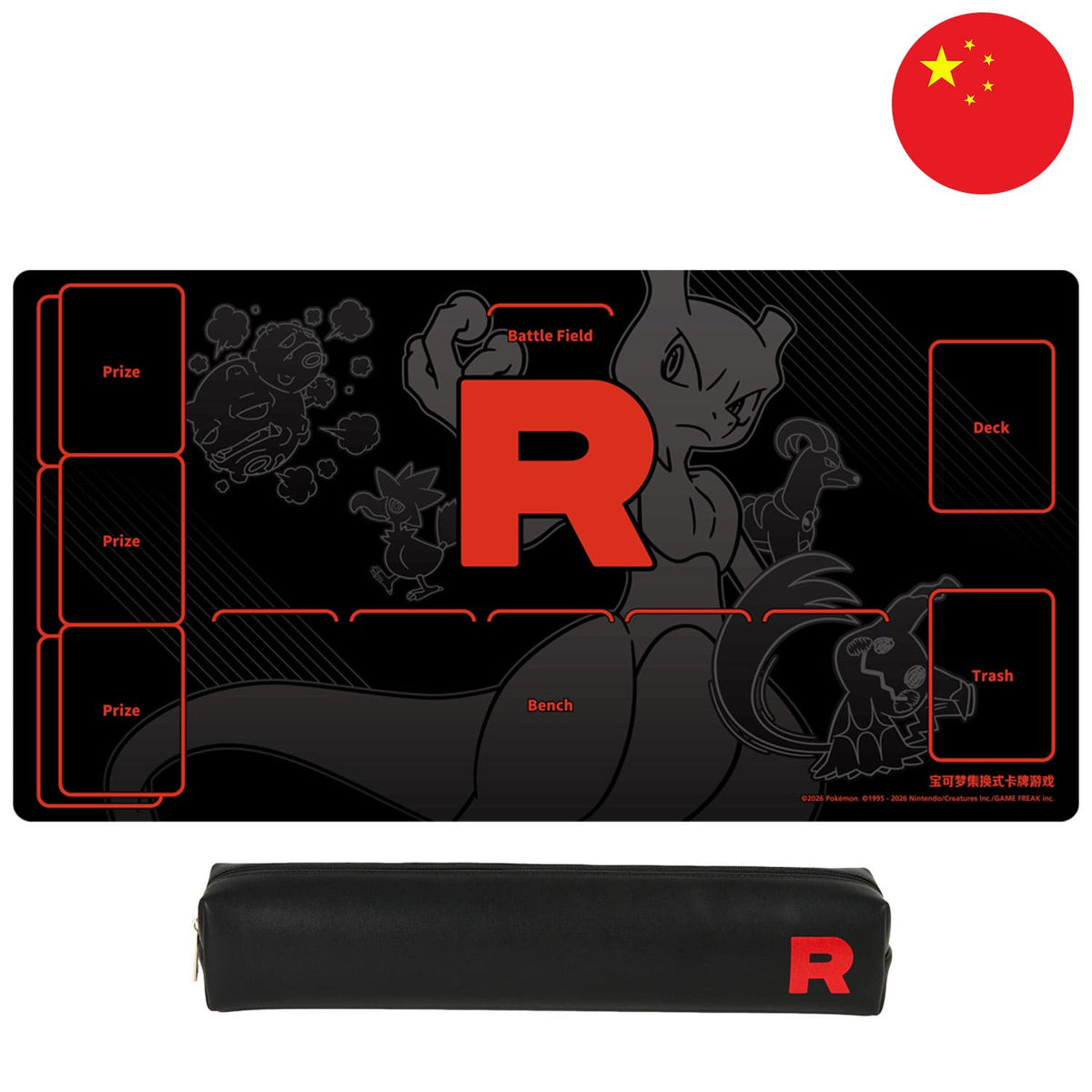 Der Pokémon-Team Rocket Suitcase aus dem chinesischen Set Chasing Glory Together (CSV10C) Spielmatte mit Tasche.