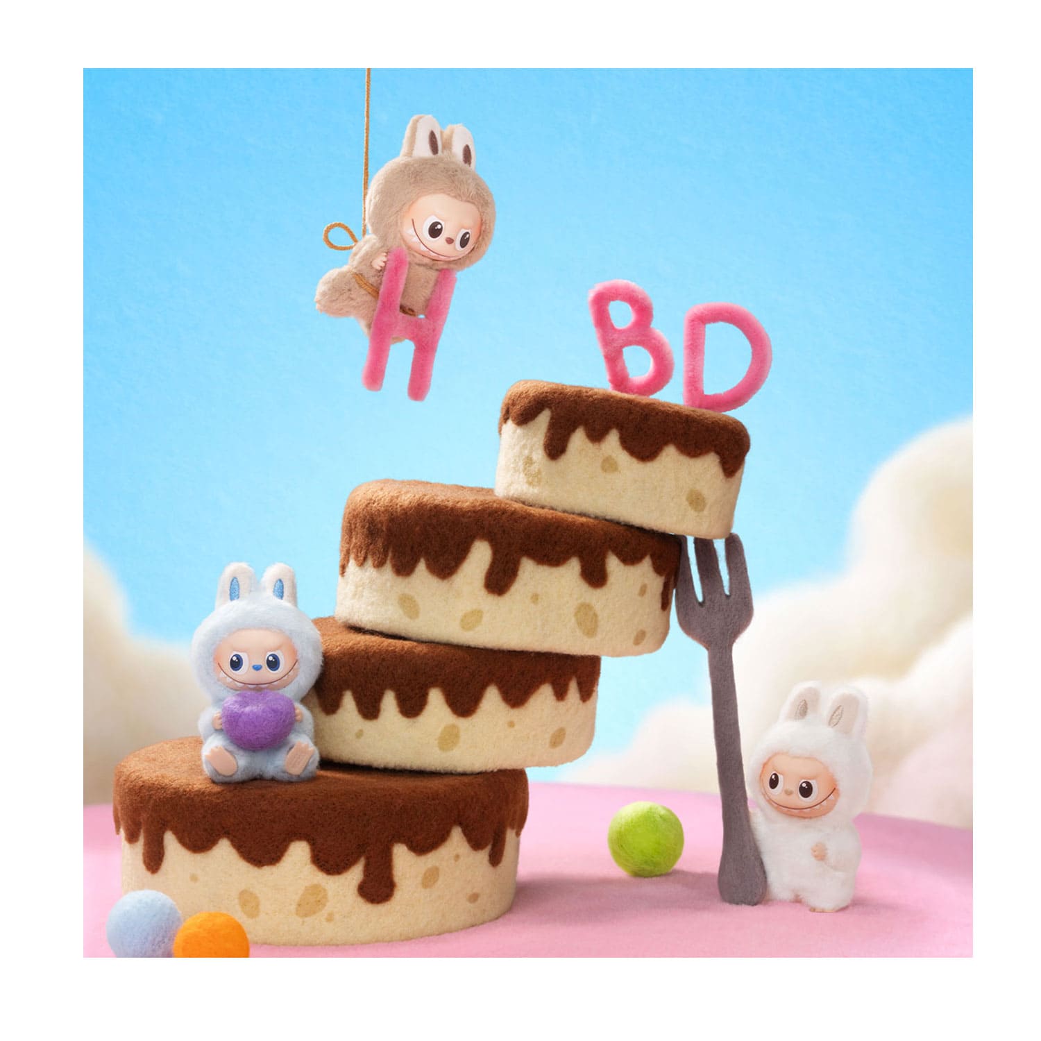 Die neuen The Monsters: Pin for Love von POP MART mit den neuen Labubus: AB, L und G, verspielt auf einer Torte.