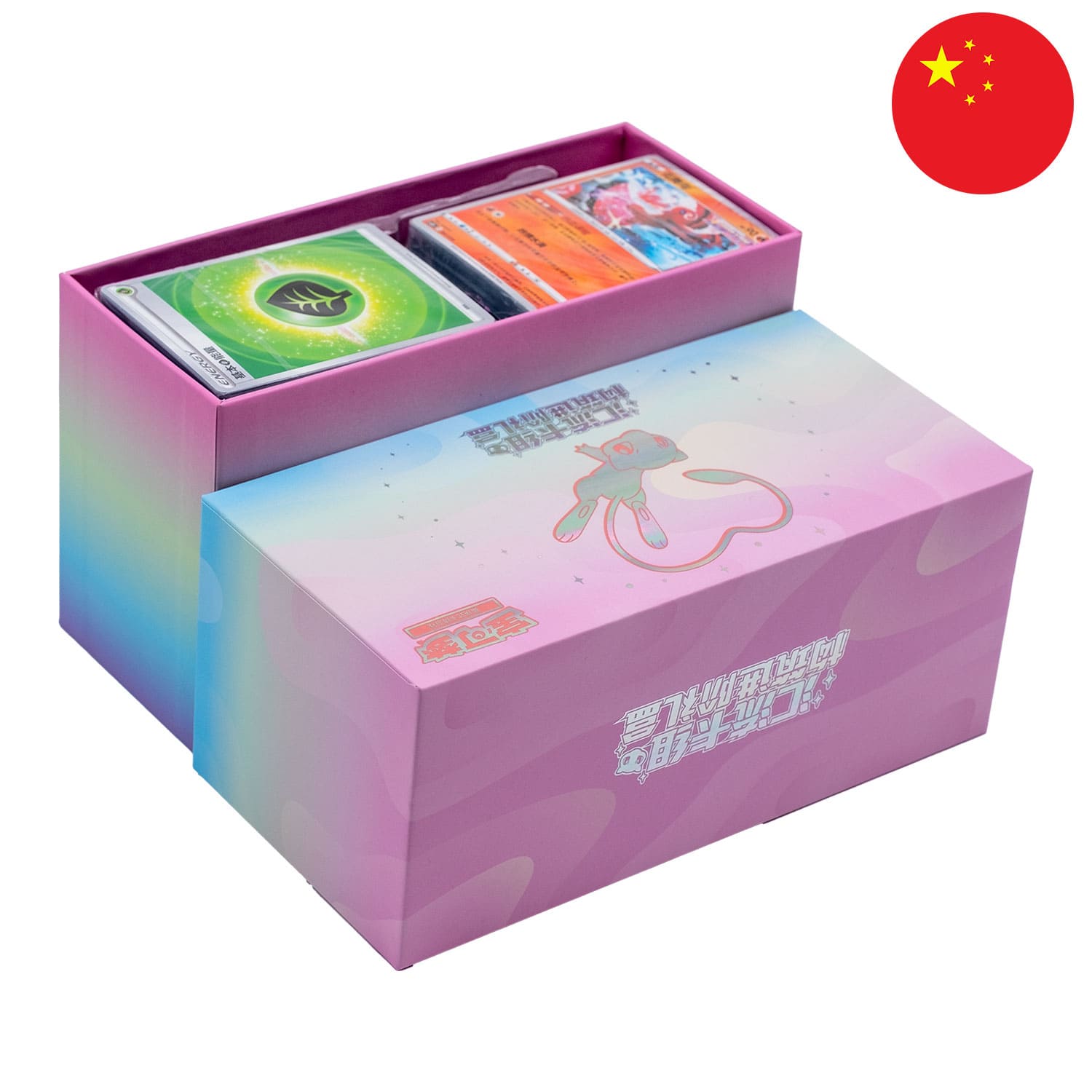 Die Pokemon Box Fusion Strike (CS0) mit Mew auf dem Cover, geöffnet, mit der Flagge Chinas in der Ecke. 